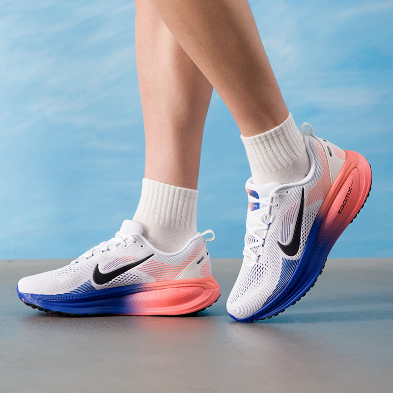 NIKE VOMERO 18 HM6803-114 Scar - Lightweight Road Running Shoes recensione e prezzo