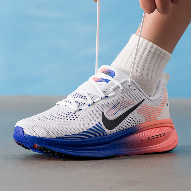 NIKE VOMERO 18 HM6803-114 Scar - Lightweight Road Running Shoes recensione e prezzo